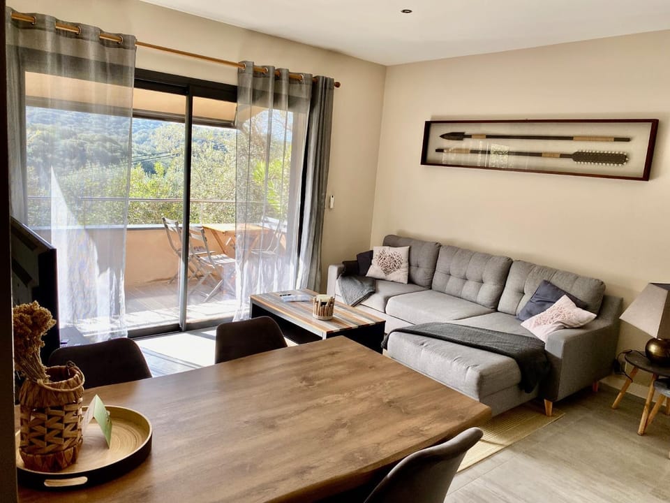 Living room, Decorative detail, Seating area, Dining area