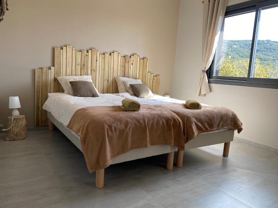 Bed, Photo of the whole room, Decorative detail, Bedroom, internet, towels