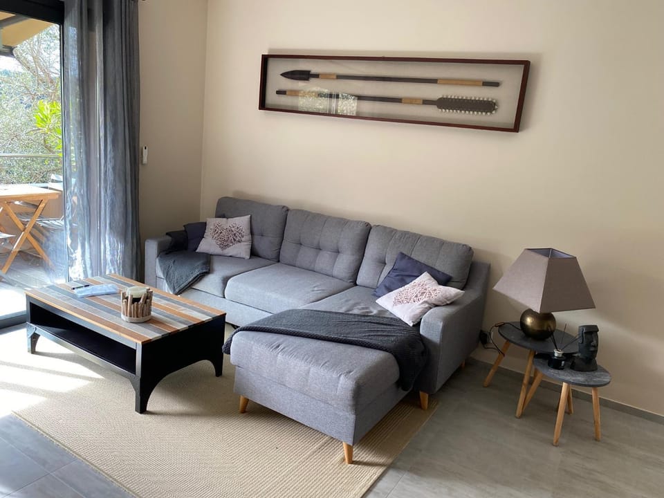 Living room, Decorative detail, Seating area, internet