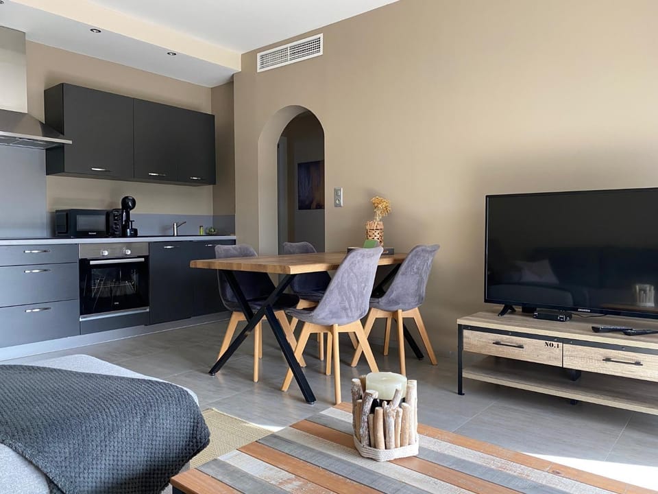 Communal lounge/ TV room, TV and multimedia, Kitchen or kitchenette, Living room, Decorative detail, Seating area, Dining area, oven, stove