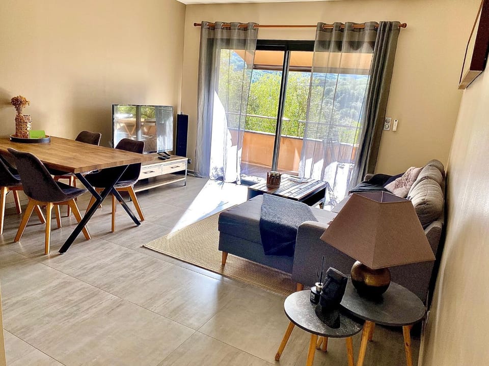TV and multimedia, Living room, Decorative detail, Seating area, Dining area, air conditioner