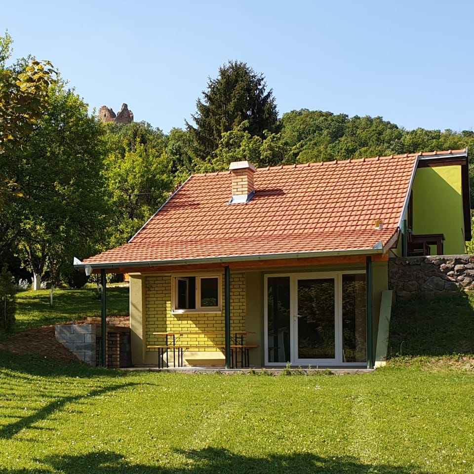 Property building, Garden, Balcony/Terrace