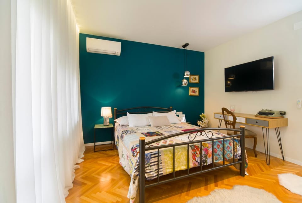 Bed, TV and multimedia, Photo of the whole room, Bedroom