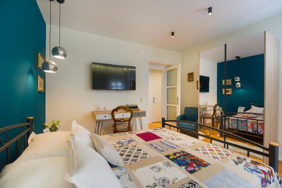 Bed, TV and multimedia, Bedroom, wardrobe