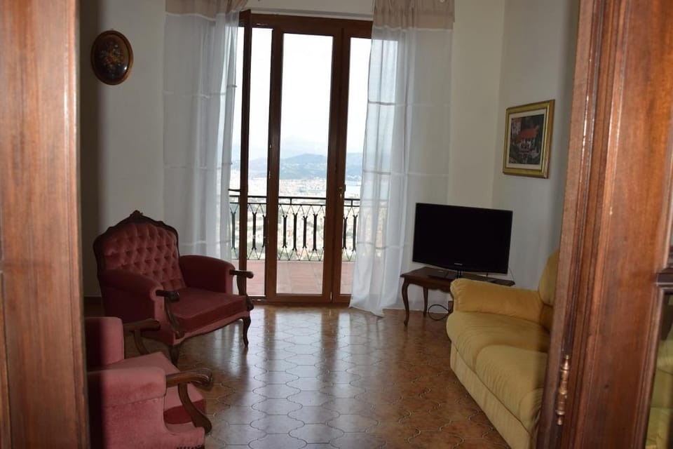 Communal lounge/ TV room, TV and multimedia, Living room, Seating area, Evening entertainment