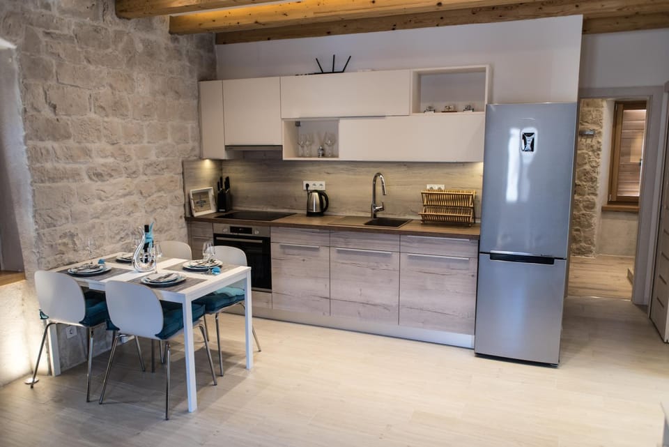 Kitchen or kitchenette, Dining area