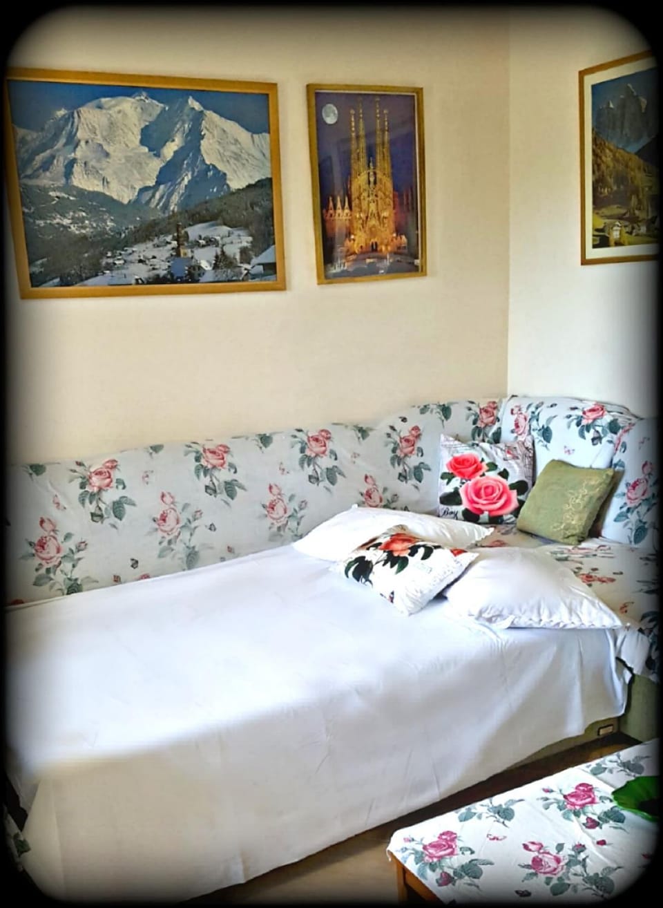 Bed, Living room