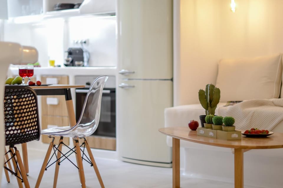 Kitchen or kitchenette, Living room, Seating area, Dining area