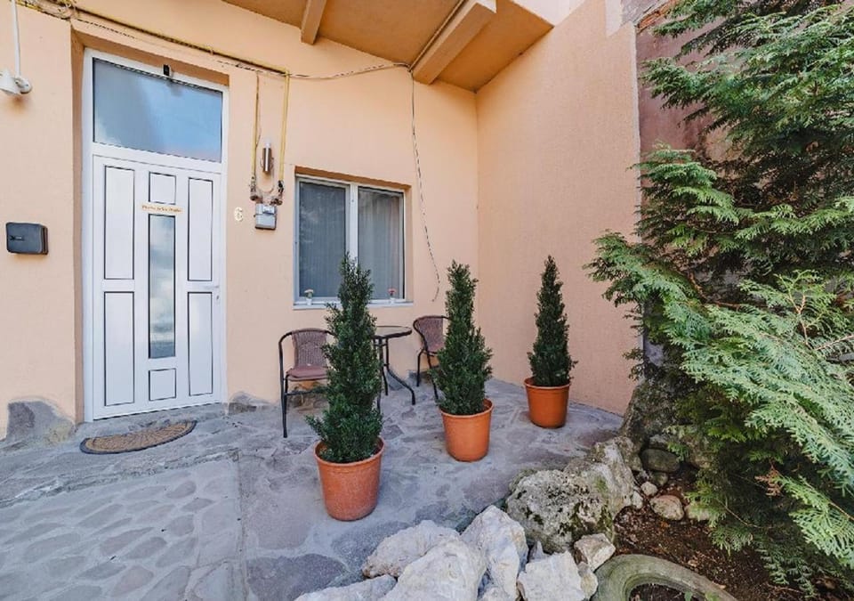 Property building, Patio, Spring, Day, Garden, Balcony/Terrace, Seating area, Dining area, Garden view