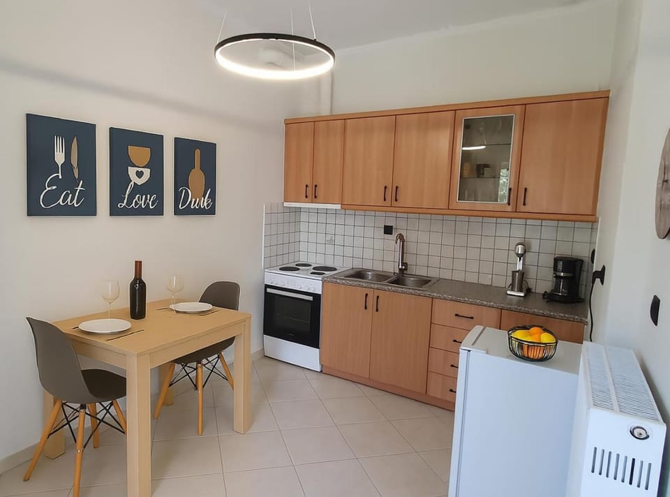 Coffee/tea facilities, Dining area, oven, stove, kitchen