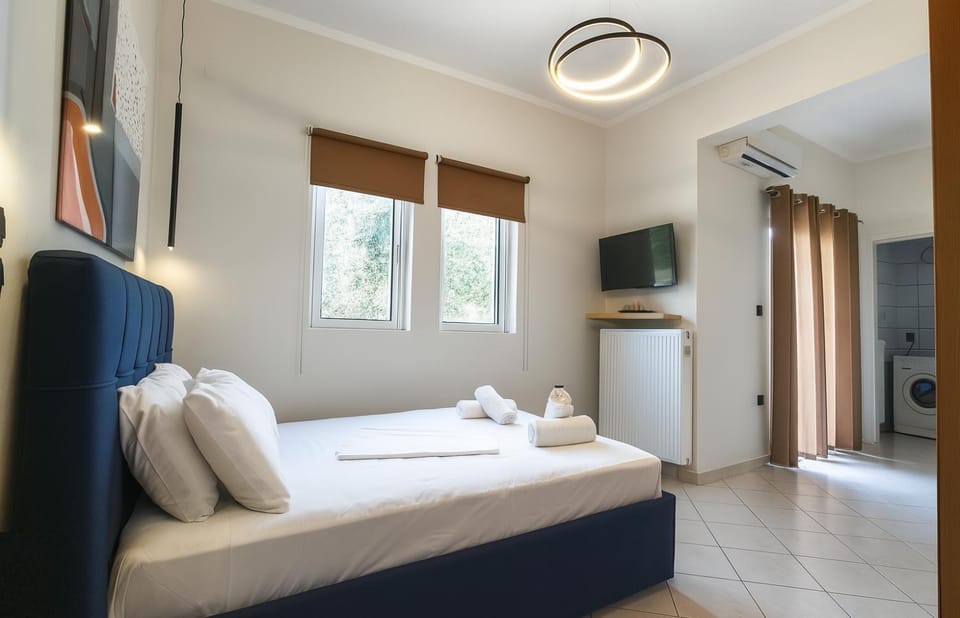 Bed, TV and multimedia, Photo of the whole room, Bedroom, towels, air conditioner