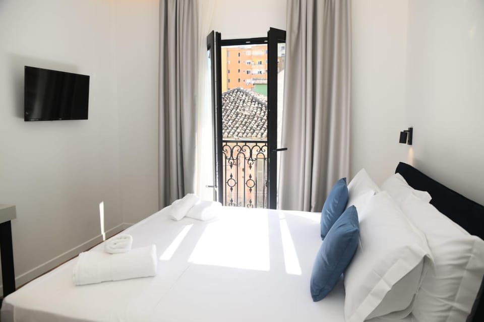 Bed, TV and multimedia, Photo of the whole room, Bedroom