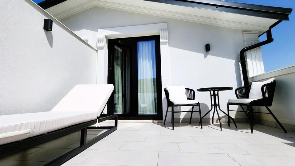 Property building, Balcony/Terrace, furniture