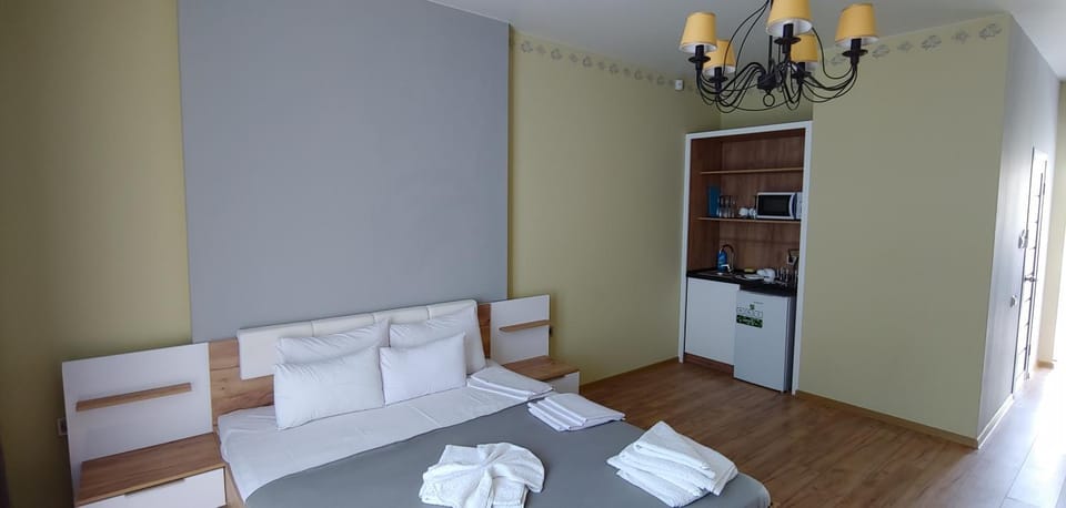 Bed, Kitchen or kitchenette, Photo of the whole room, Bedroom