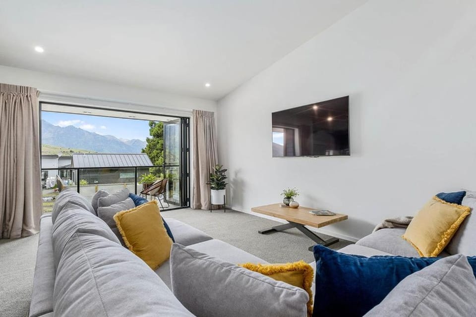 TV and multimedia, Living room, Seating area, Mountain view