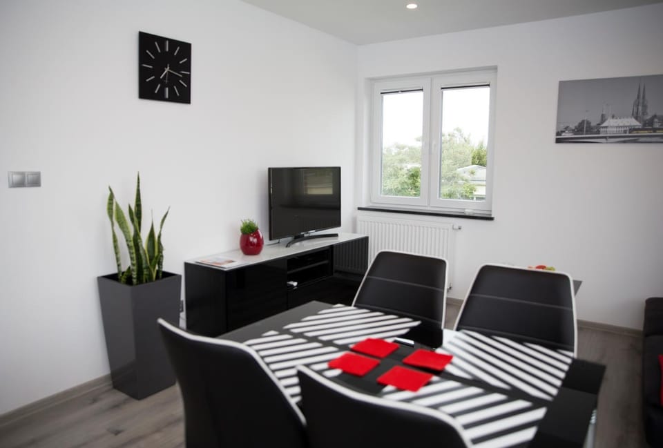 Communal lounge/ TV room, TV and multimedia, Dining area