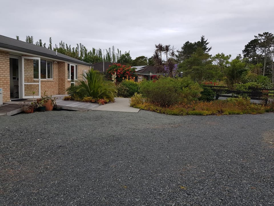 Property building, Facade/entrance, Garden