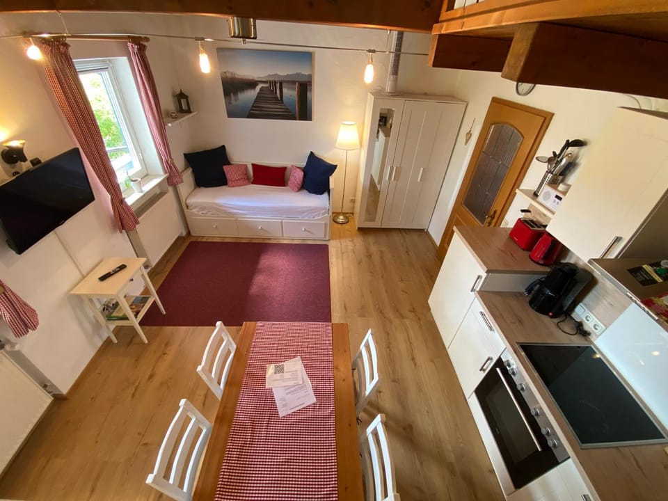 TV and multimedia, Kitchen or kitchenette, Living room, Seating area, Dining area