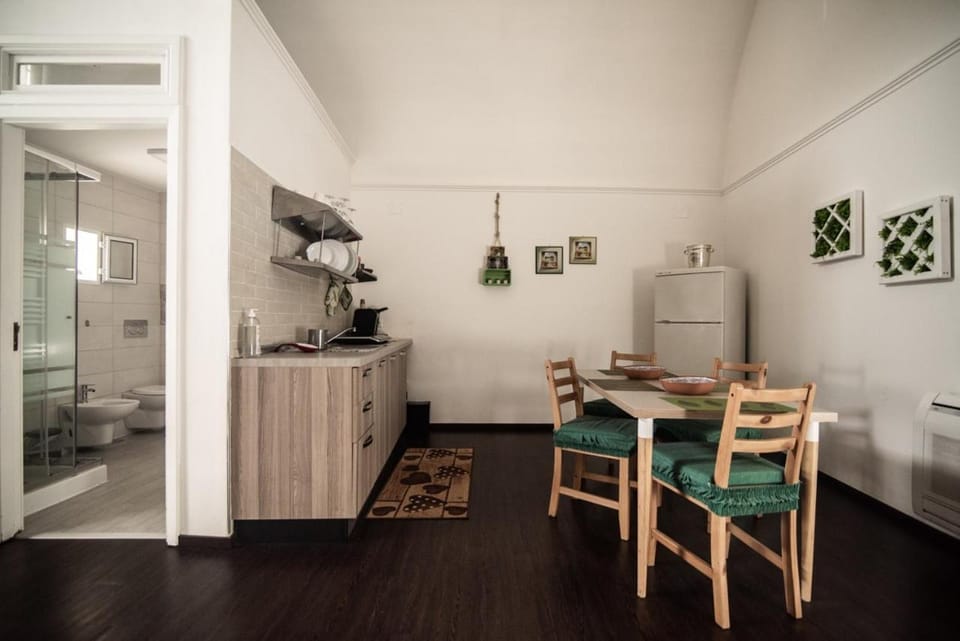 Kitchen or kitchenette, Seating area