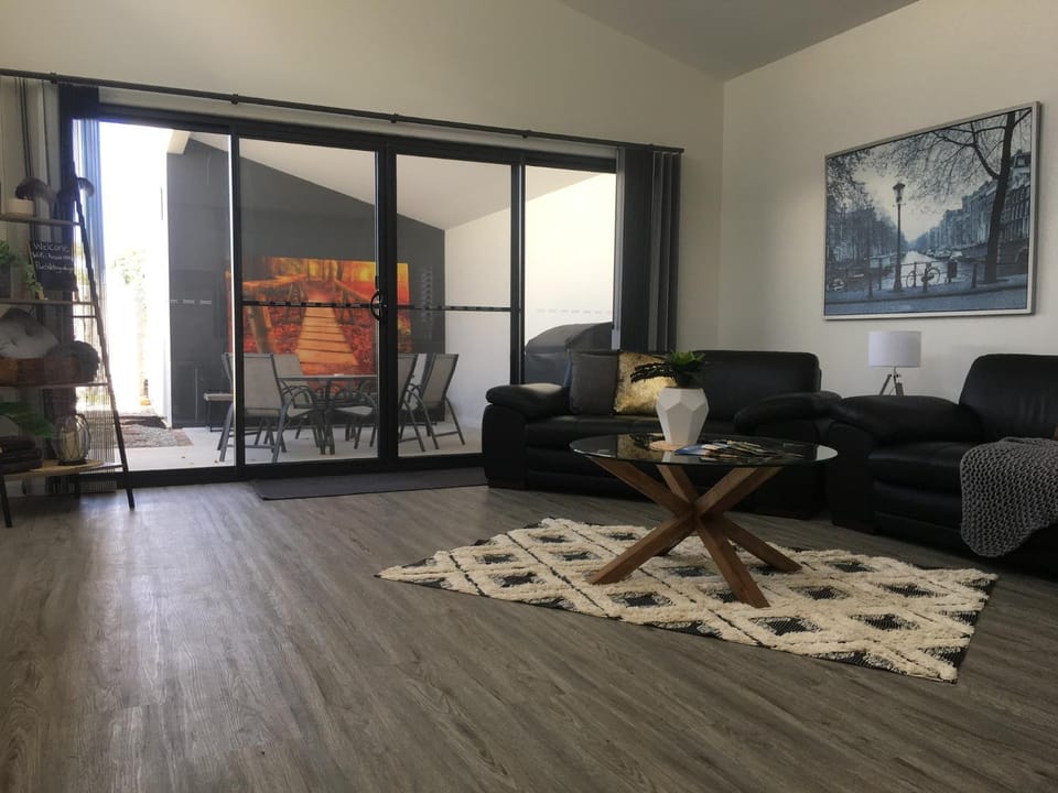 Luxury 2br home with King, 5 star private & close Villa in Bathurst