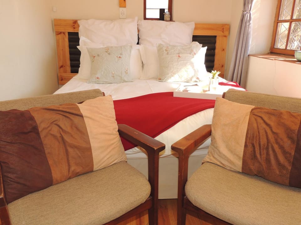Bed, Seating area, Bedroom