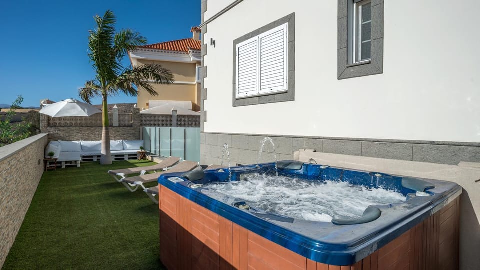 Villa, Private heated pool and jacuzzi . Villa in Maspalomas