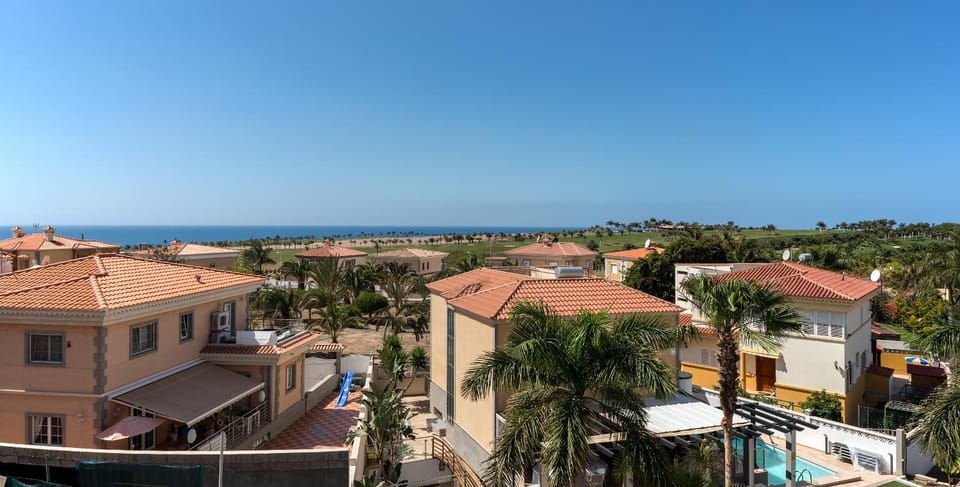 Villa, Private heated pool and jacuzzi . Villa in Maspalomas