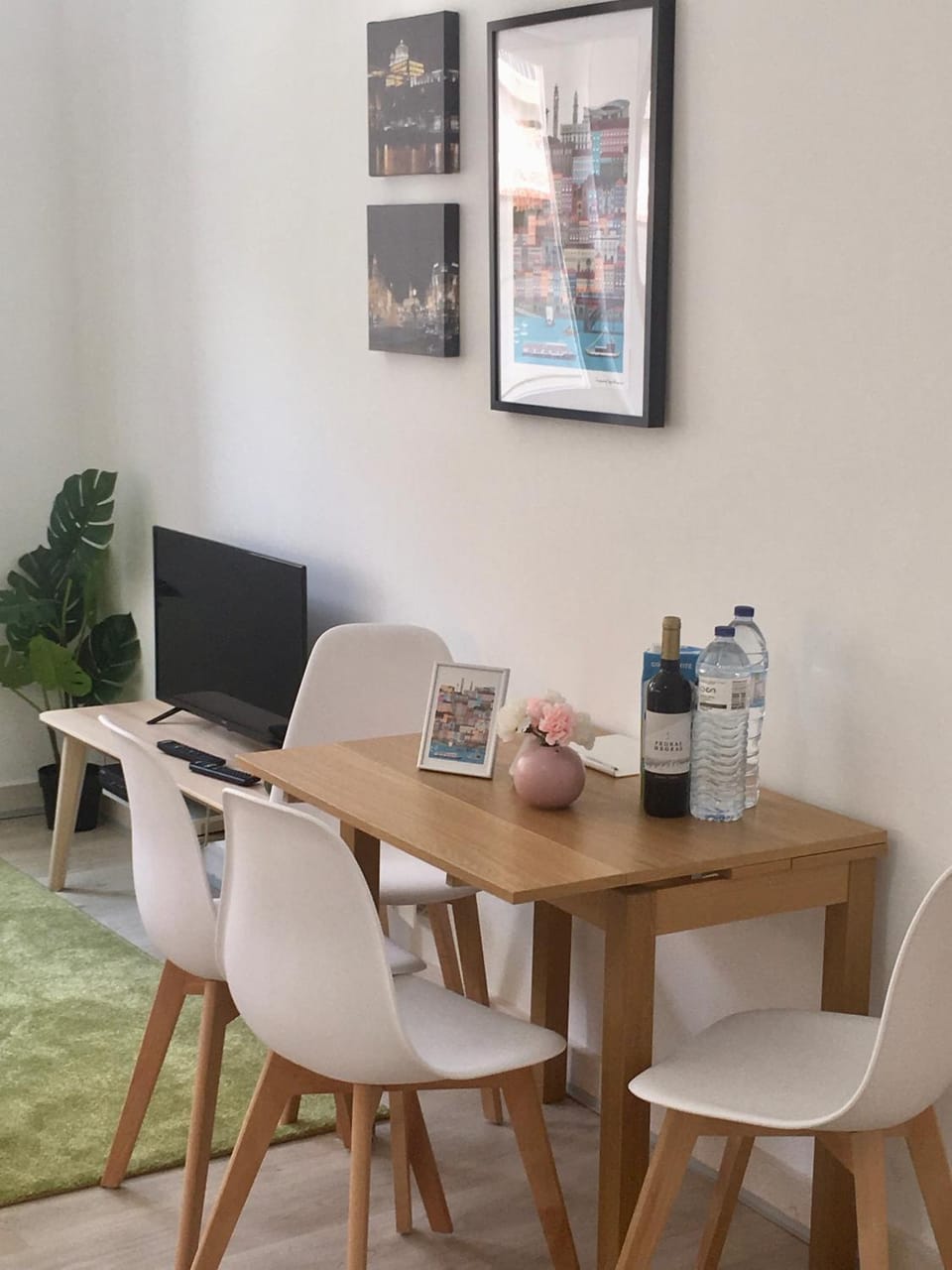 Living room, Decorative detail, Seating area, Dining area, Drinks