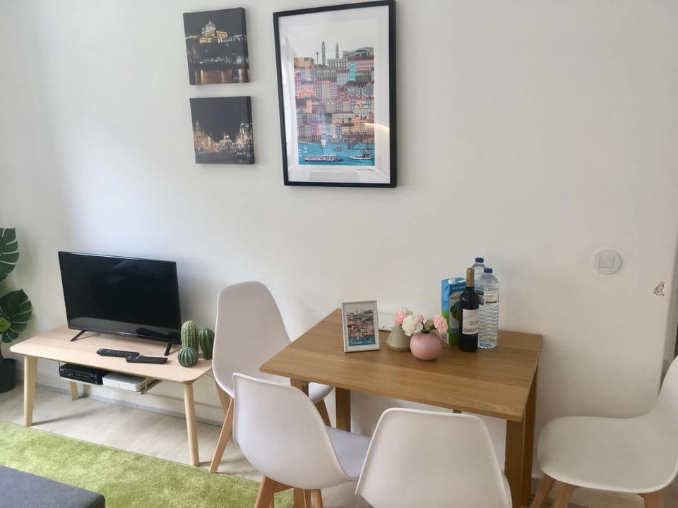 TV and multimedia, Living room, Decorative detail, Seating area, Dining area