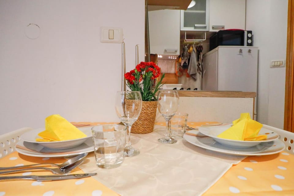 Kitchen or kitchenette, Food and drinks, Dining area, oven