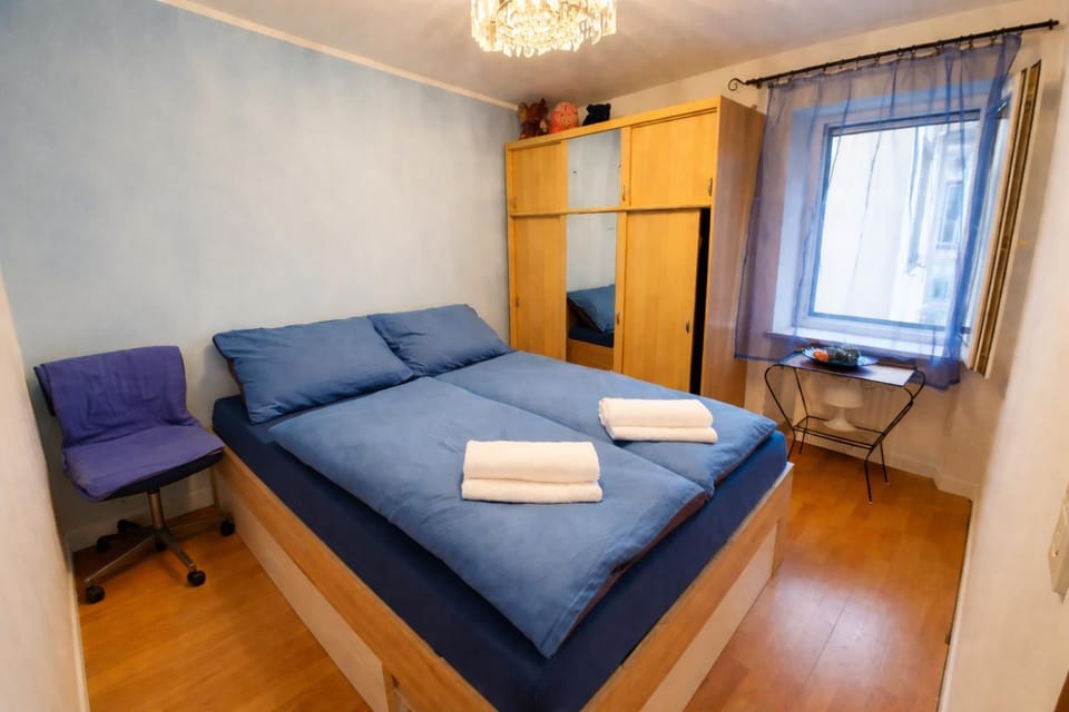 Bed, Photo of the whole room, Seating area, Bedroom, wardrobe