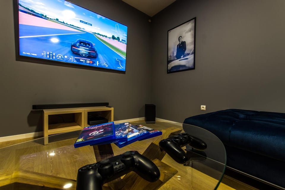 Game Room, Entertainment
