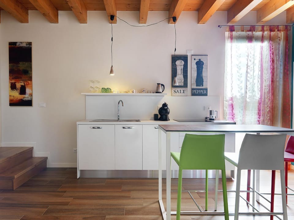 Kitchen or kitchenette, Dining area