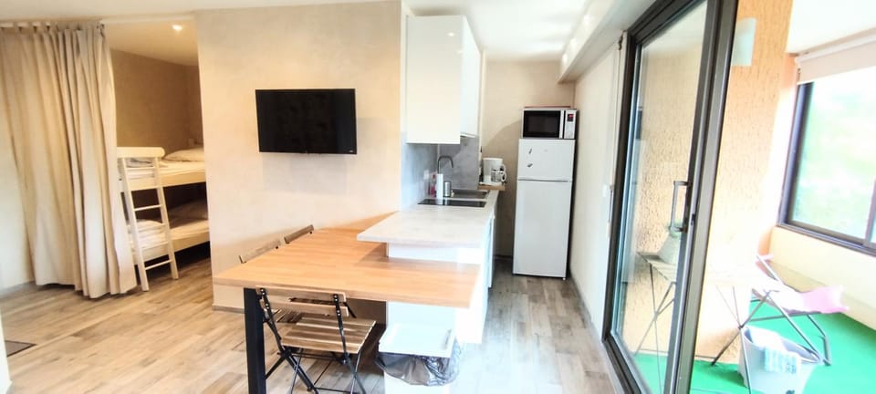 TV and multimedia, Kitchen or kitchenette, Dining area, oven, pet friendly, stove