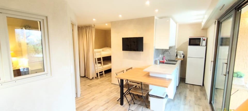 Kitchen or kitchenette, Living room, pet friendly