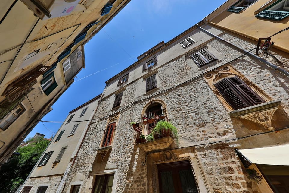 Property building, Day, Neighbourhood, City view, Street view