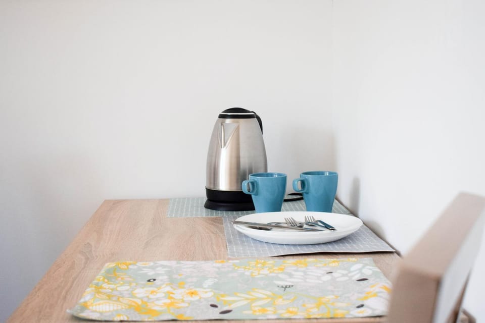 Coffee/tea facilities, Kitchen or kitchenette, Living room, Seating area, Dining area