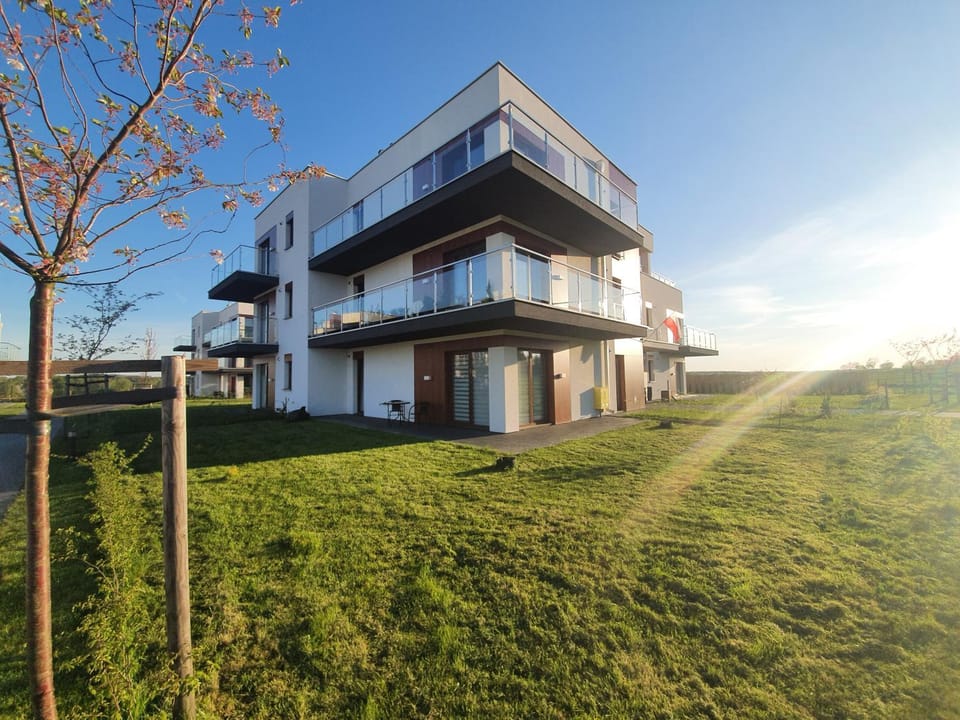 Property building, Garden, Balcony/Terrace