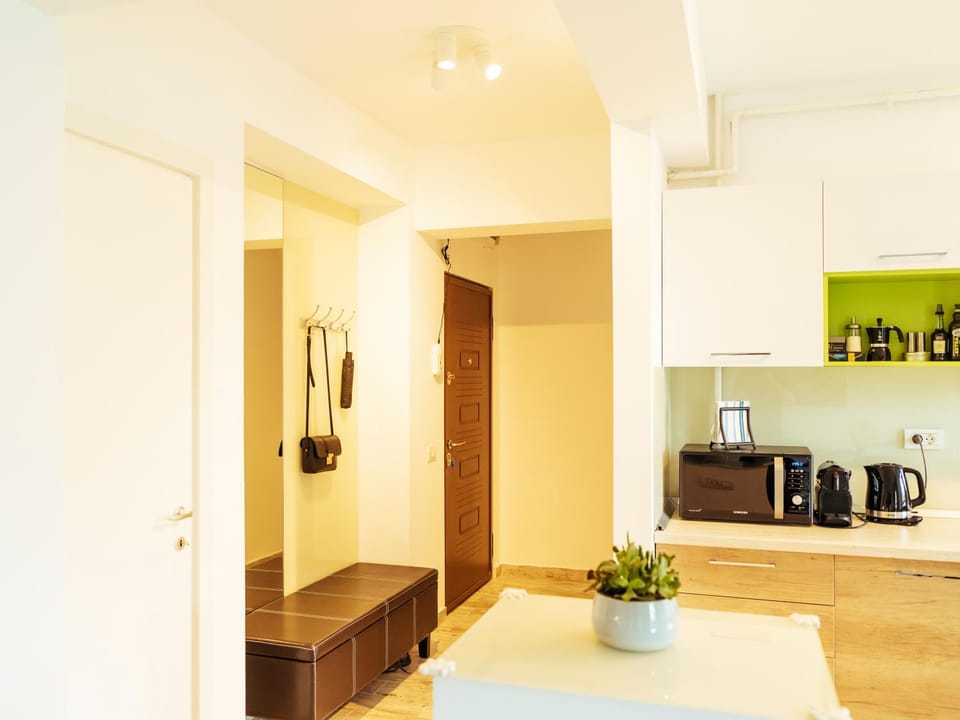 Coffee/tea facilities, Kitchen or kitchenette, Living room, Seating area, Dining area