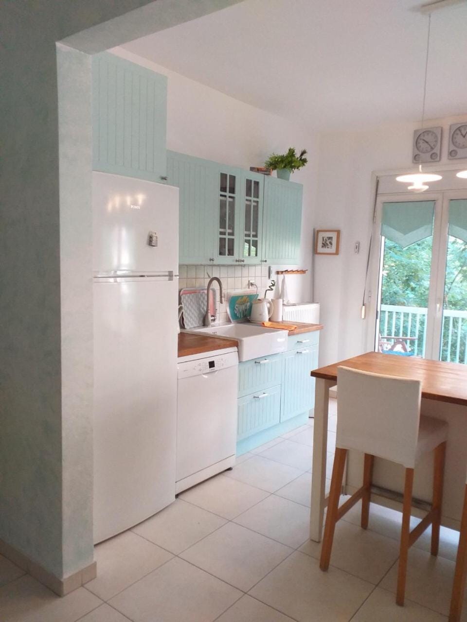 Kitchen or kitchenette, Dining area