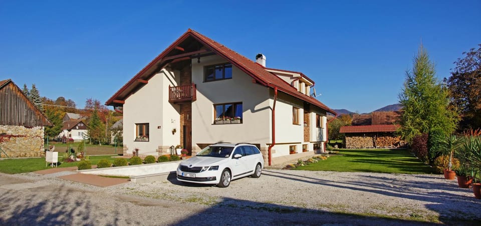 Property building, Day, Garden, Parking