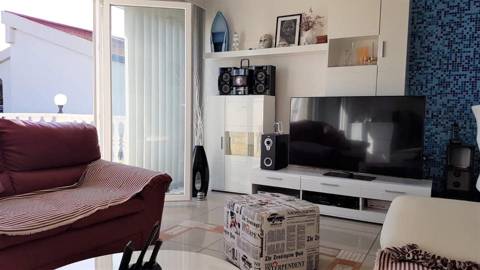 TV and multimedia, Living room, Seating area, Sea view