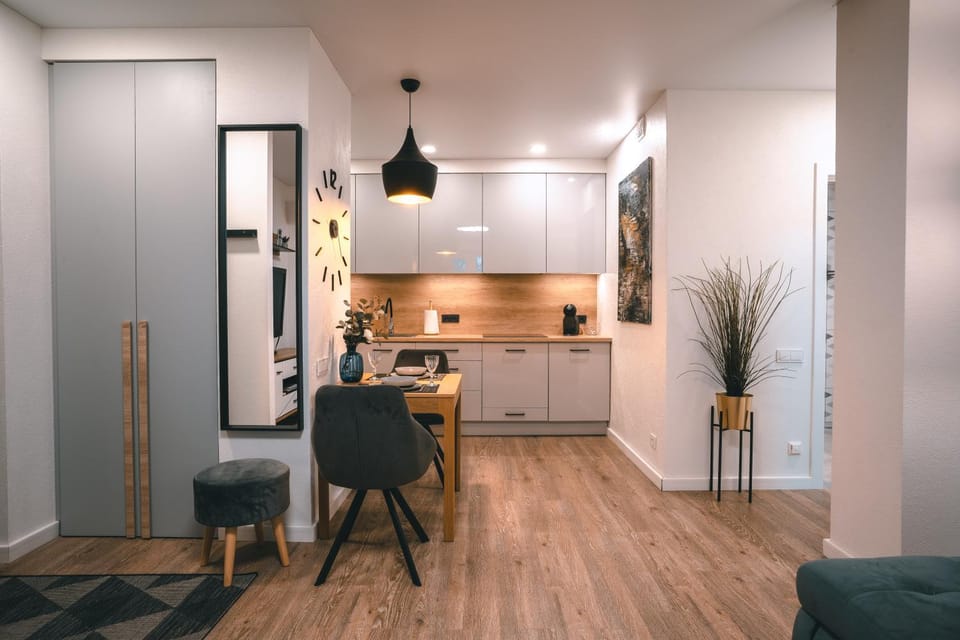 Kitchen or kitchenette, Dining area