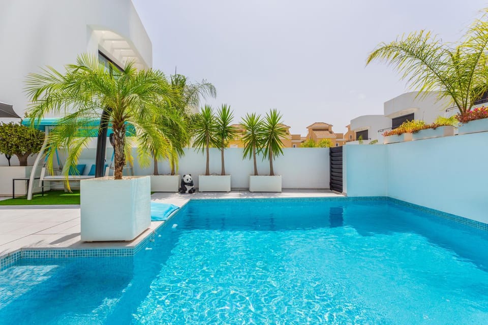 STYLISH VILLA 2018,POOL,3B.R.WIFI,NETFLIX Villa in Vega Baja del Segura