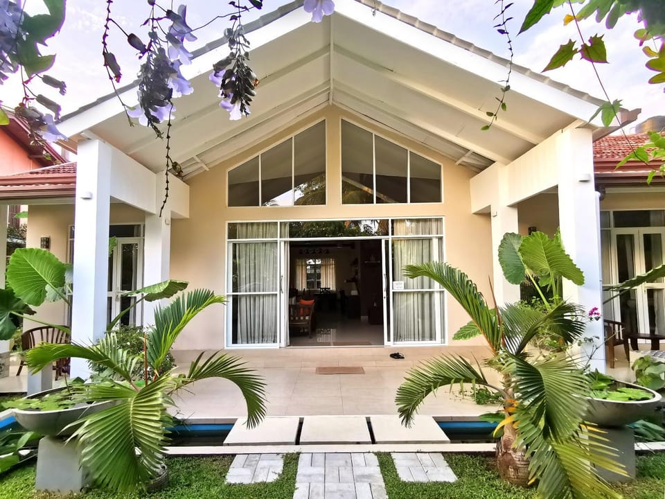 Property building, Facade/entrance, Balcony/Terrace, Garden view