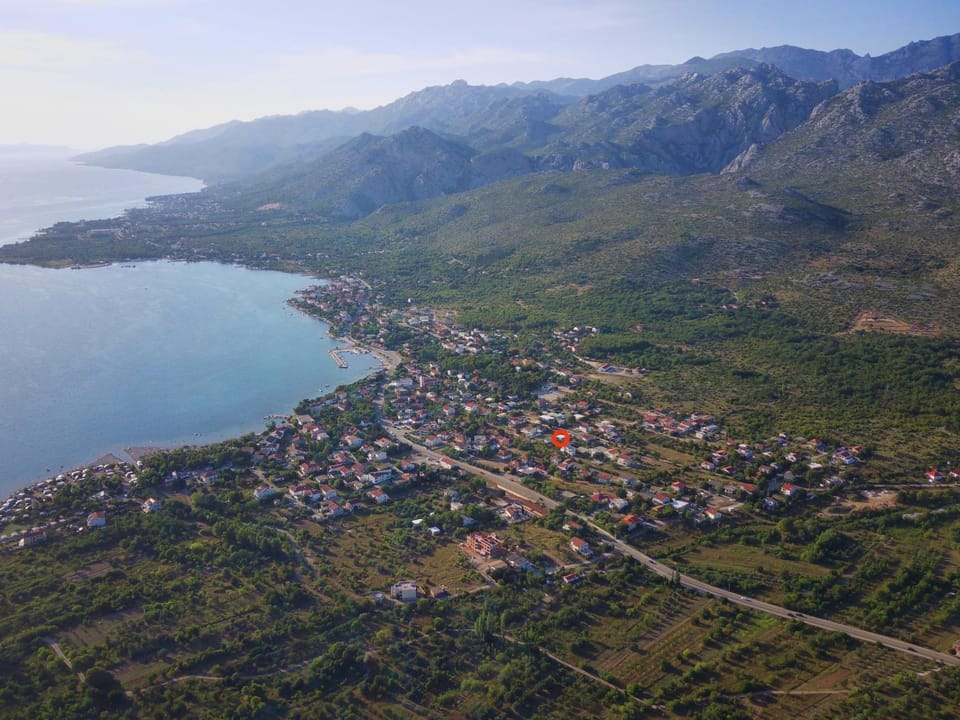 Neighbourhood, Bird's eye view, Location