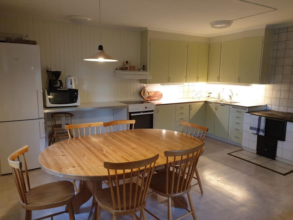 Kitchen or kitchenette, Dining area