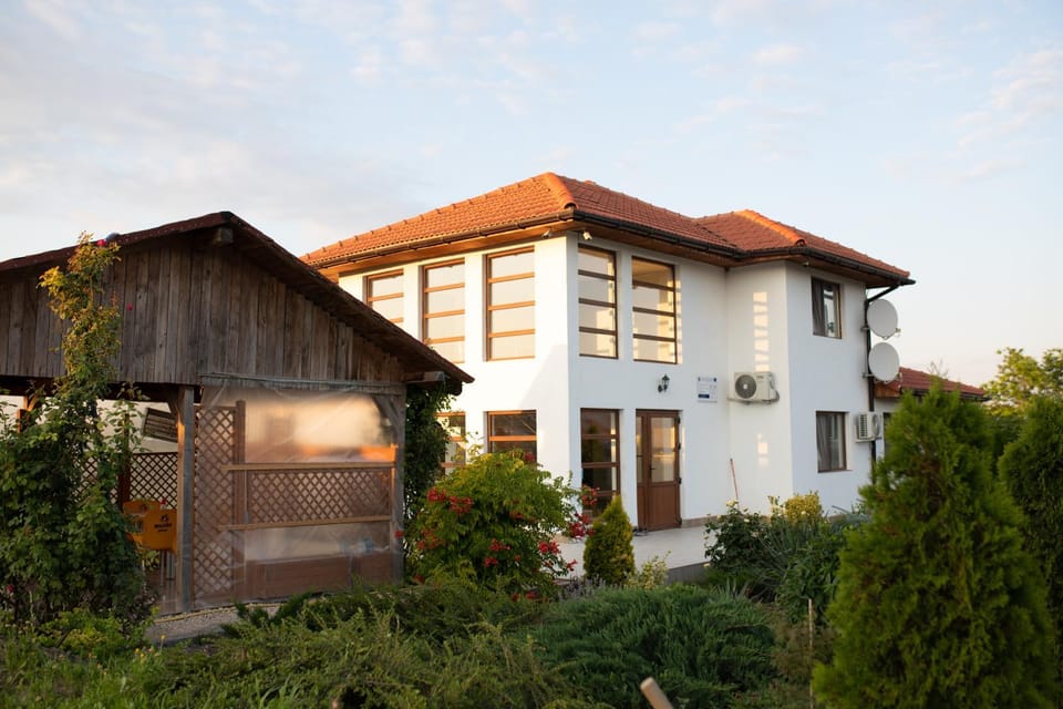 Property building, Day, Garden, Garden view