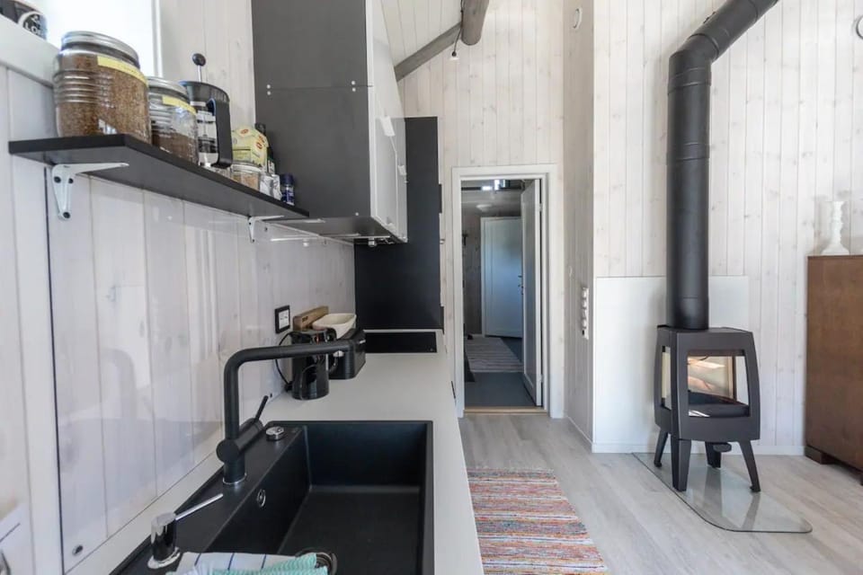 Kitchen or kitchenette, fireplace, kitchen