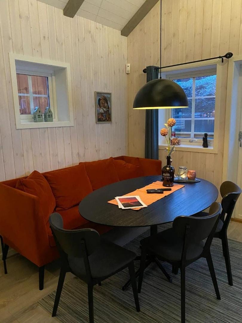 Seating area, Dining area